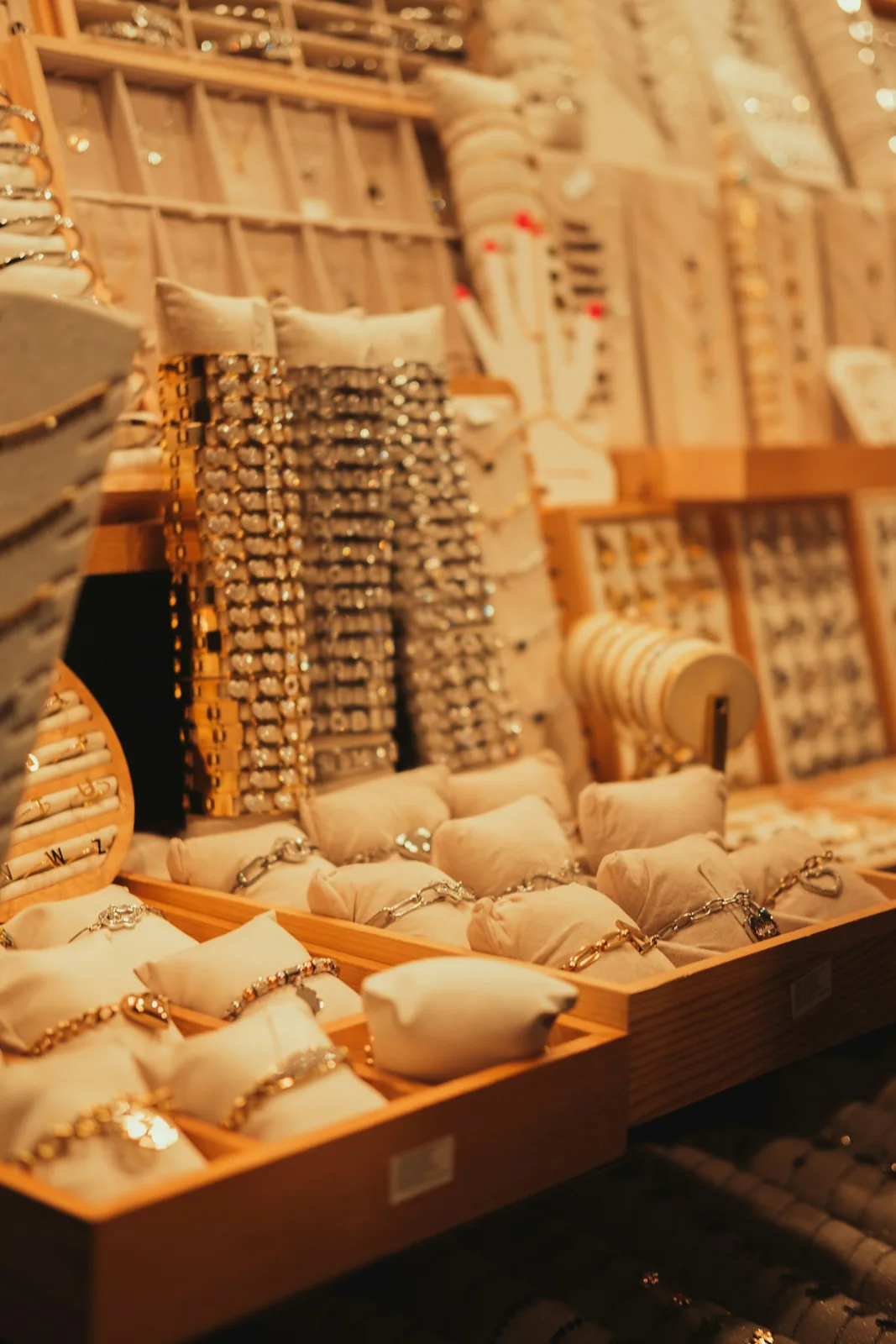 Exhibidor con aros, collares y pulseras en un local de joyería